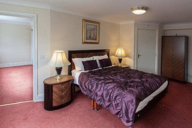 غرفة تنفيذية, Heathlands