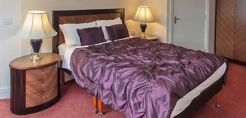 غرفة تنفيذية, Heathlands