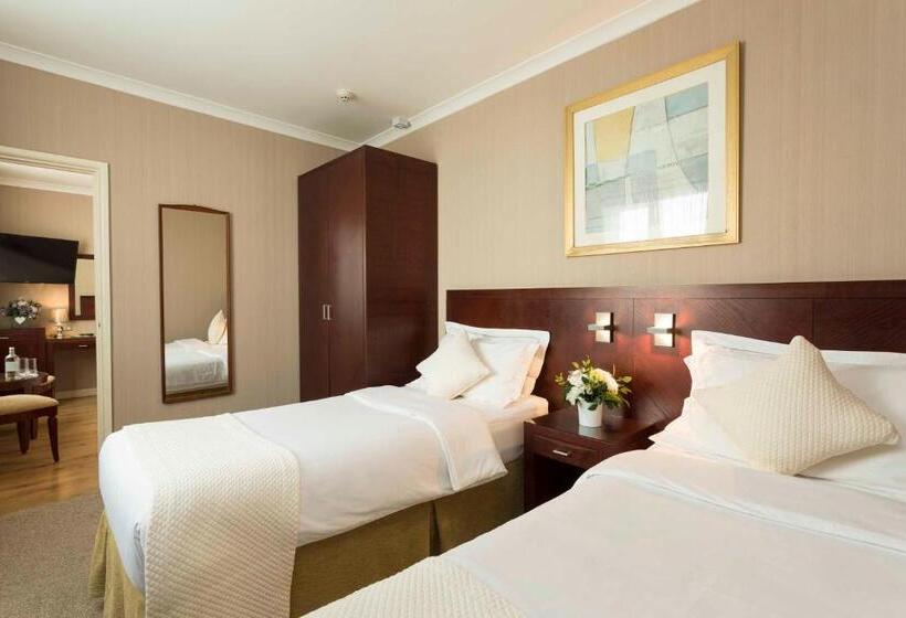 اتاق خانوادگی, Savoy