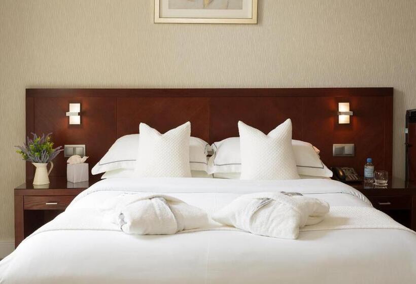 اتاق استاندارد با وان آب گرم, Savoy