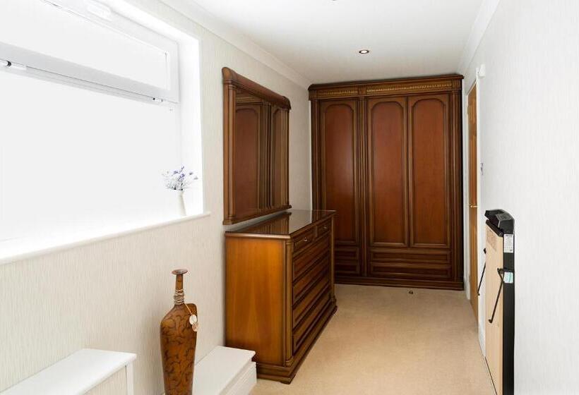 اتاق استاندارد با وان آب گرم, Savoy