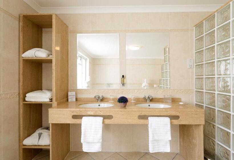 اتاق استاندارد با وان آب گرم, Savoy