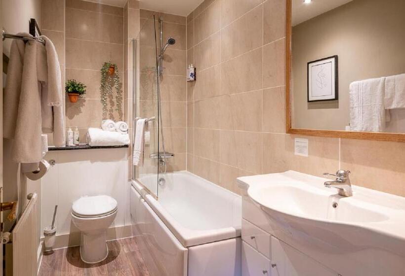 חדר אקזקיוטיב משפחתי, The Bird In Hand