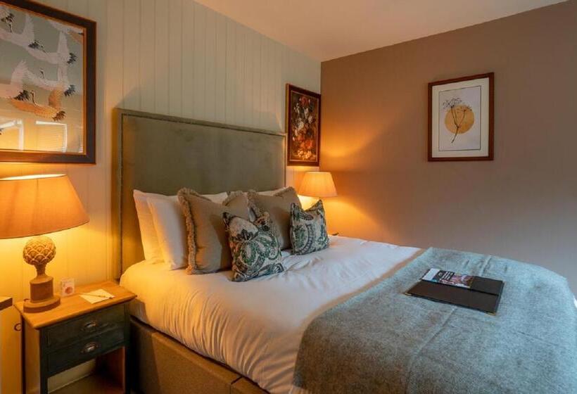 חדר אקזקיוטיב משפחתי, The Bird In Hand