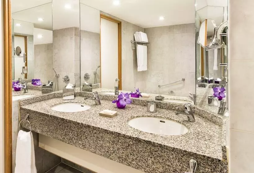キングサイズベッドのスイートルーム, The Chelsea Harbour Hotel and Spa