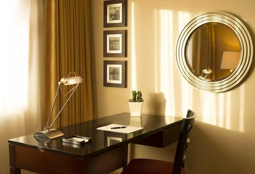 キングサイズベッドのスイートルーム, The Chelsea Harbour Hotel and Spa