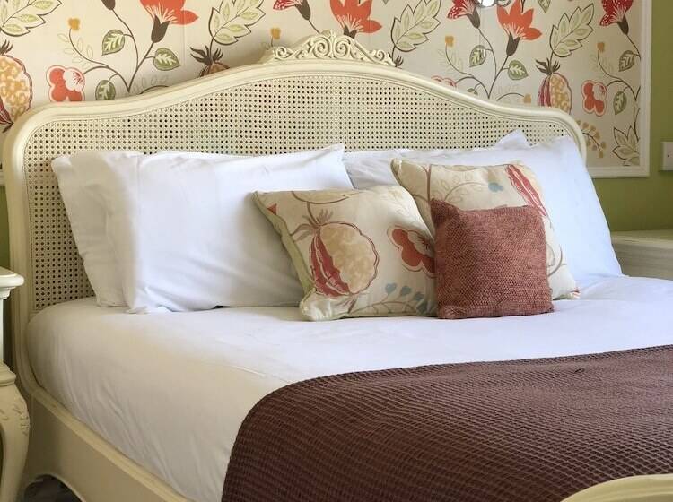 חדר סופריור, The Falcon