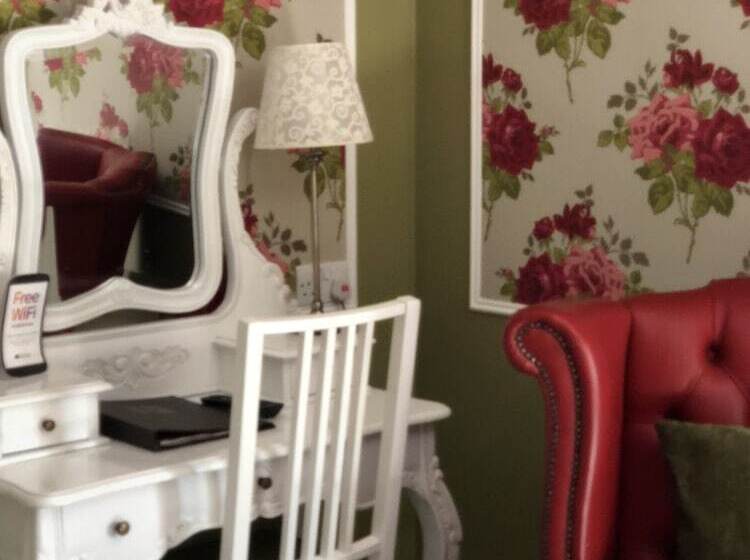 חדר דלוקס, The Falcon