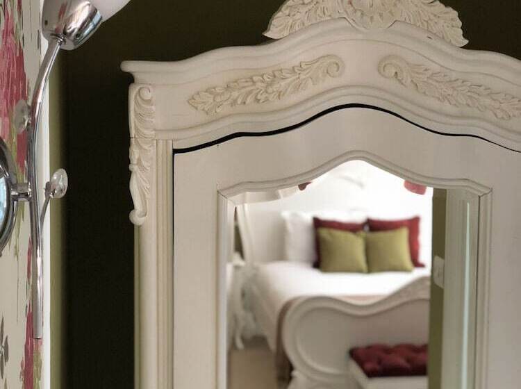 חדר דלוקס, The Falcon