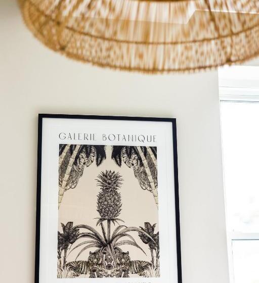 اتاق لوکس با بالکن و چشم‌انداز دریا, The Moorings Hotel & Restaurant