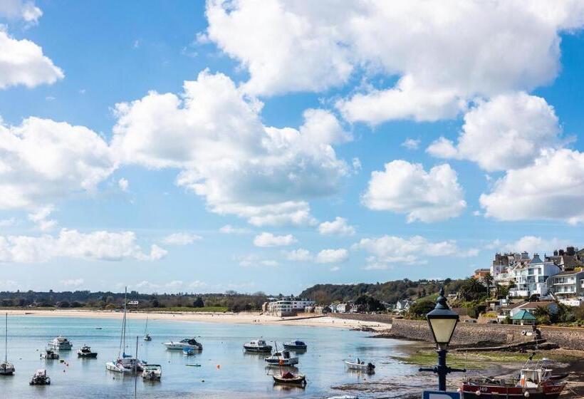 اتاق خانوادگی با چشم‌انداز دریا, The Moorings Hotel & Restaurant