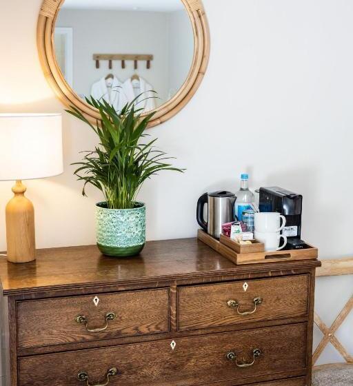 اتاق لوکس با چشم‌انداز باغ, The Moorings Hotel & Restaurant