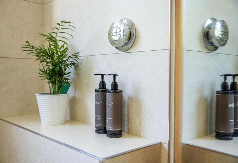 اتاق لوکس با چشم‌انداز باغ, The Moorings Hotel & Restaurant