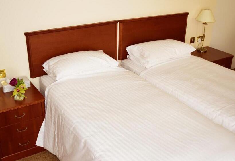 חדר משפחתי, The Sefton