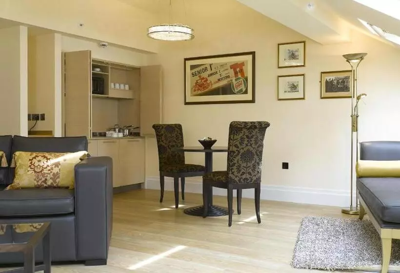 Suit Deluxe, The Sefton
