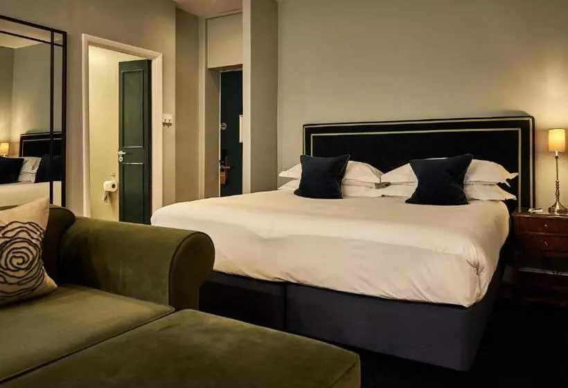 スタンダードスタジオ, The Capital Hotel, Apartments & Townhouse