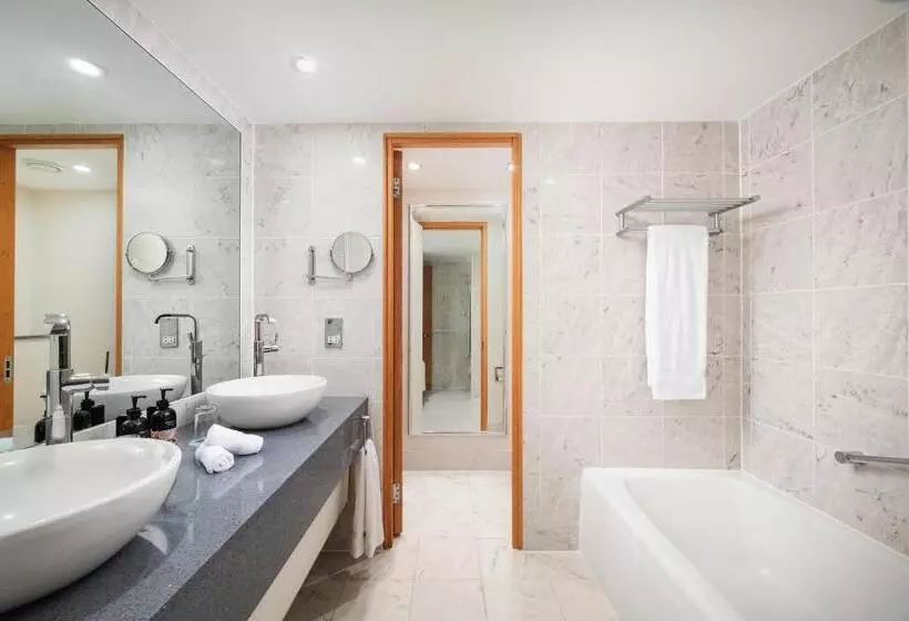 キングサイズベッドのスイートルーム, The Chelsea Harbour Hotel and Spa
