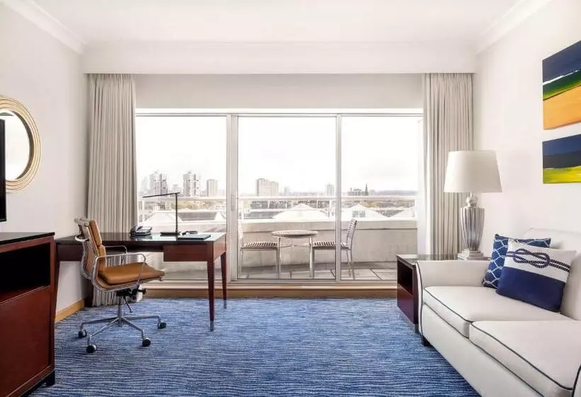 キングサイズベッドのスイートルーム, The Chelsea Harbour Hotel and Spa