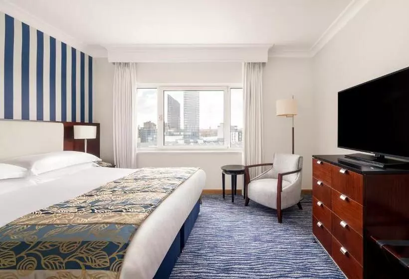 キングサイズベッドのスイートルーム, The Chelsea Harbour Hotel and Spa