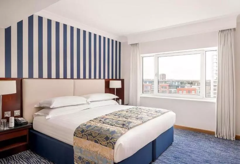 キングサイズベッドのスイートルーム, The Chelsea Harbour Hotel and Spa