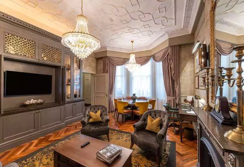 Suite Queen Bed, 100 Queen S Gate Hotel London, Curio Collection By Hilton
