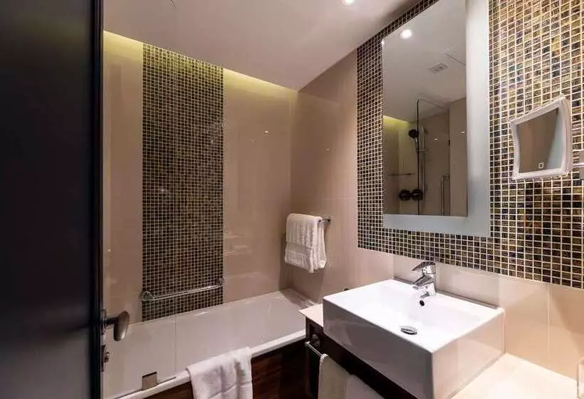 اتاق لوکس, 100 Queen S Gate Hotel London, Curio Collection By Hilton