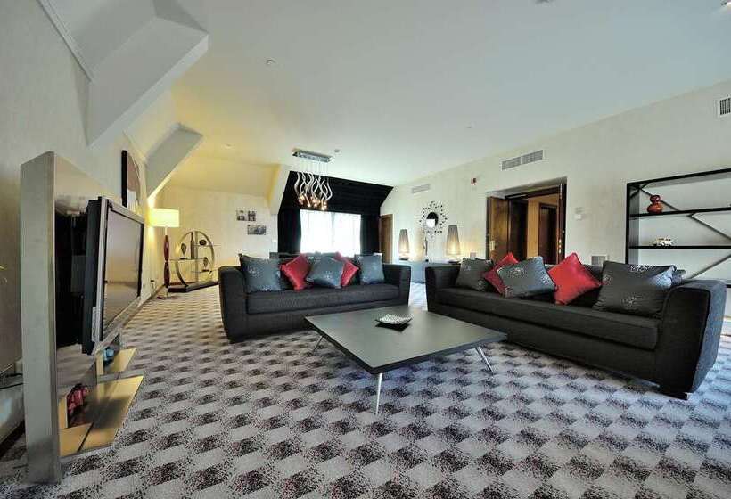 带皇后床的套间, 100 Queen S Gate Hotel London, Curio Collection By Hilton