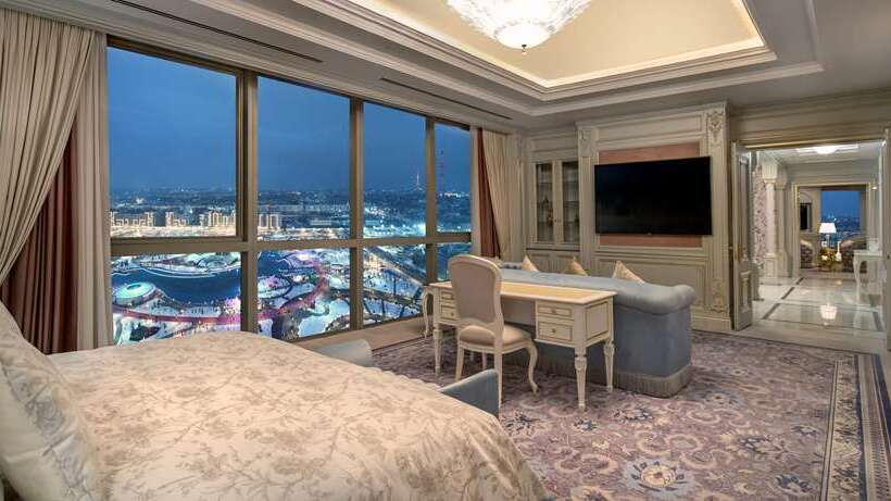 带皇后床的套间, 100 Queen S Gate Hotel London, Curio Collection By Hilton