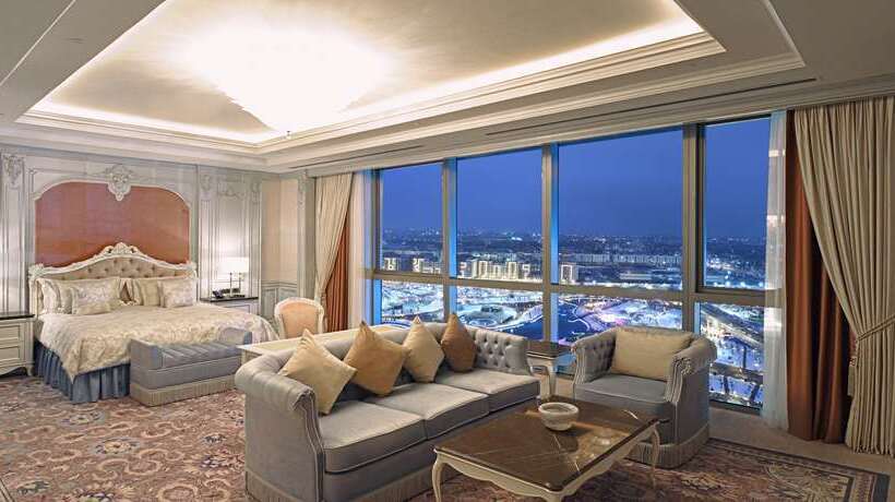 带皇后床的套间, 100 Queen S Gate Hotel London, Curio Collection By Hilton