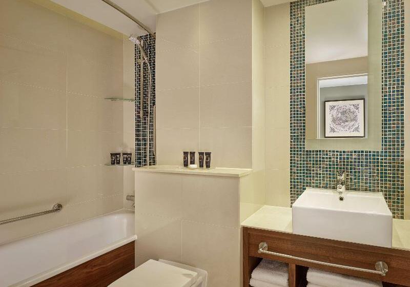 带大床的豪华间, 100 Queen S Gate Hotel London, Curio Collection By Hilton