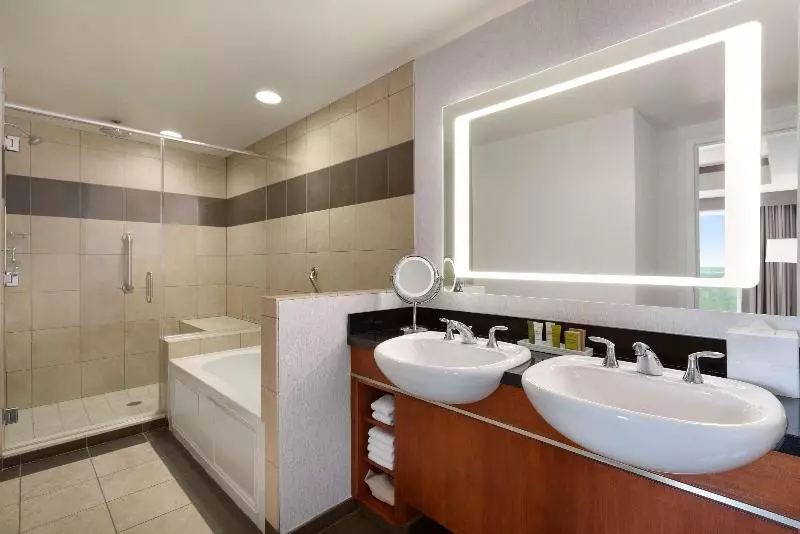 سوئیت با تخت بزرگ, 100 Queen S Gate Hotel London, Curio Collection By Hilton
