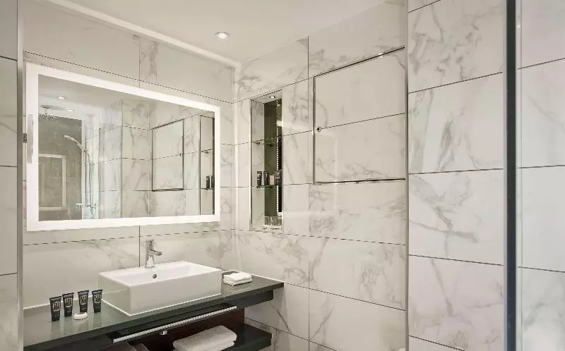 اتاق سوپریور, 100 Queen S Gate Hotel London, Curio Collection By Hilton