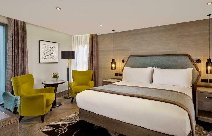 带大床的小型套房, Doubletree By Hilton London West End