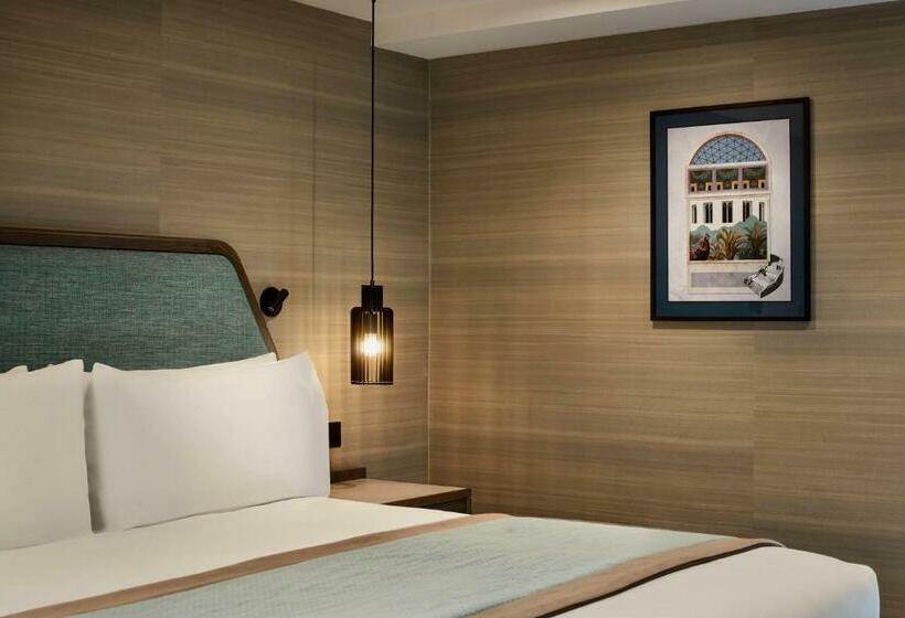 带大床的小型套房, Doubletree By Hilton London West End