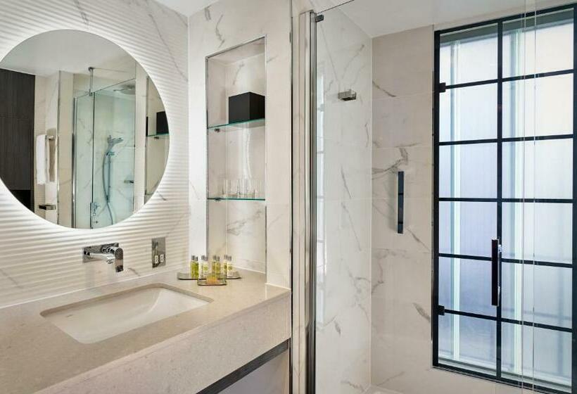 带大床的小型套房, Doubletree By Hilton London West End