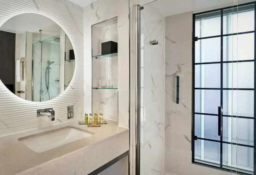 キングサイズベッドのジュニアスイート, Doubletree By Hilton  London  West End