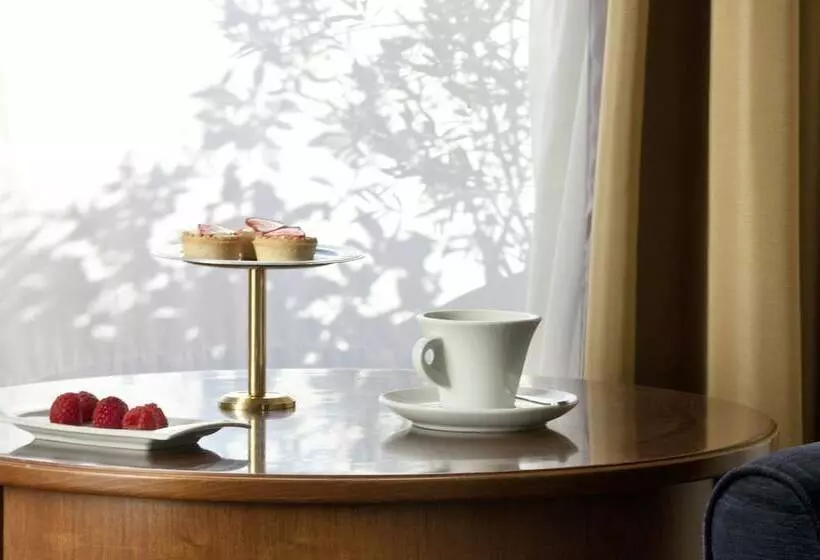 庭の見えるジュニアスイート, Electra Palace  Athens