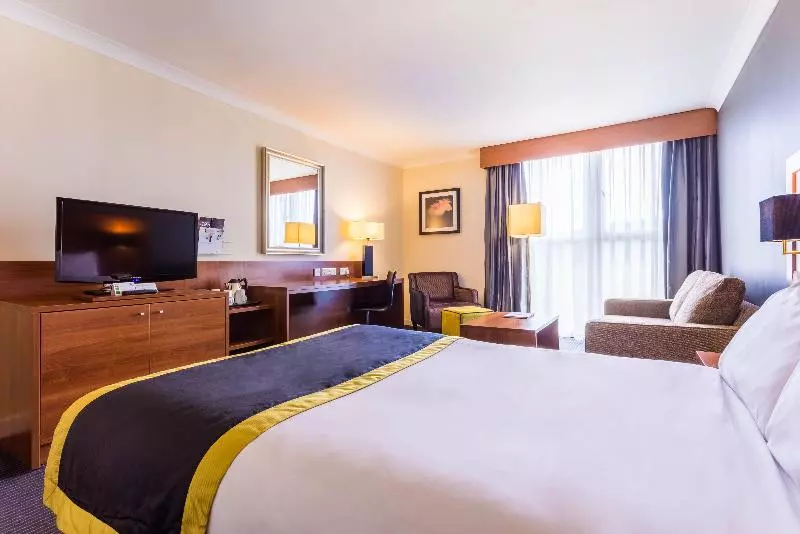 キングサイズベッドのスタンダードルーム, Holiday Inn Newcastle Gosforth Park, An Ihg
