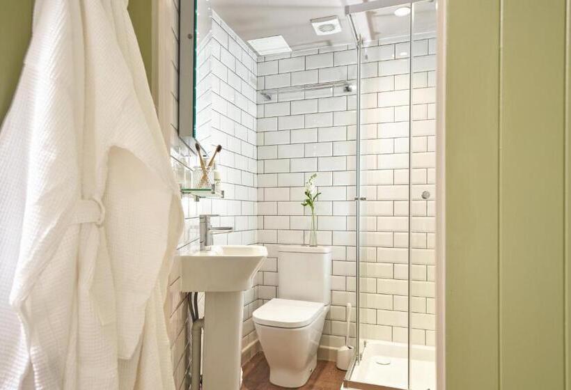 غرفة قياسية مطلّة علي البحر مزوَّدة بشُرفة, Pednolva