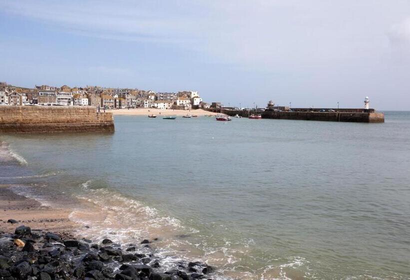 غرفة عائلية مطلّة علي البحر, Pednolva