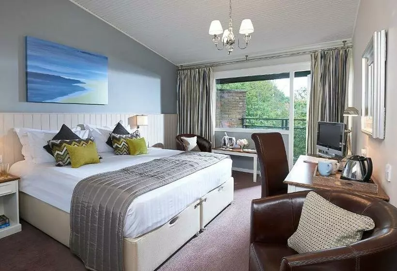Superior Room King Size Bed, Potters Heron