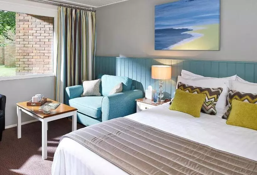 Standard Room King Size Bed, Potters Heron