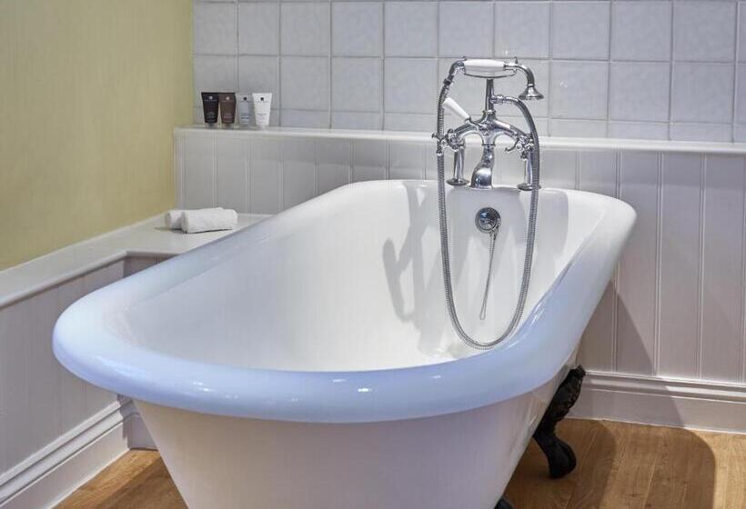 جناح جونيور, Spread Eagle Hotel And Spa