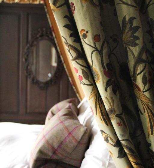 جناح جونيور, Spread Eagle Hotel And Spa