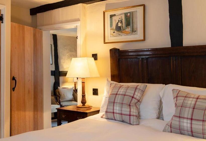 جناح جونيور, Spread Eagle Hotel And Spa