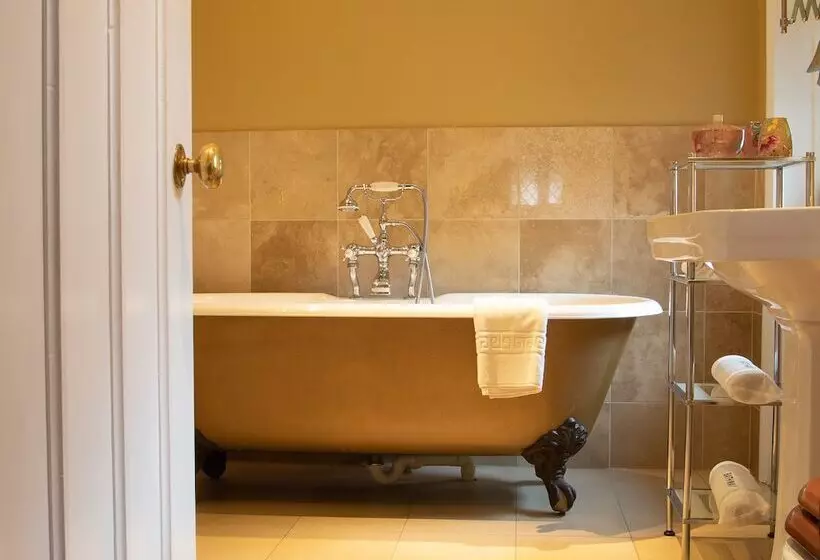 Suite Queen Bed, Spread Eagle Hotel And Spa
