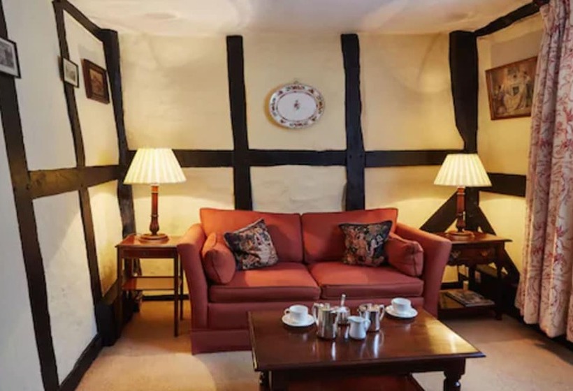 جناح جونيور, Spread Eagle Hotel And Spa