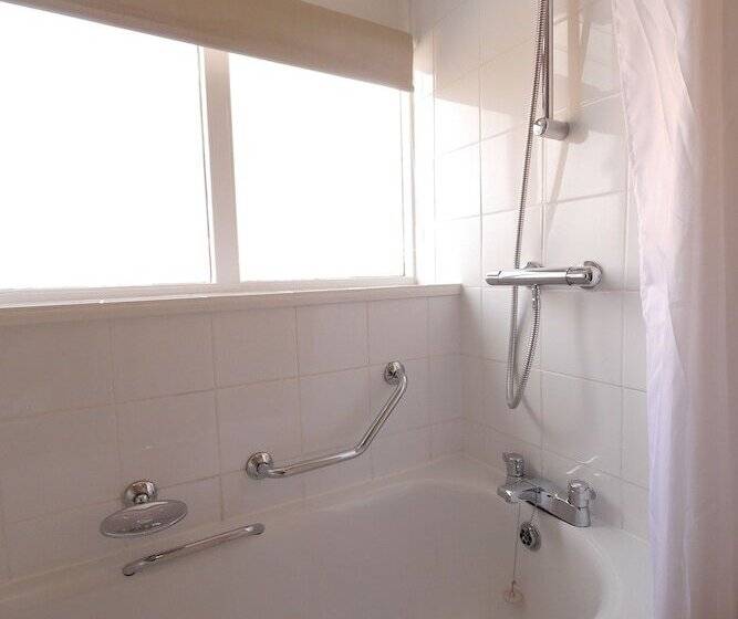 스탠다드 룸, The Corner House