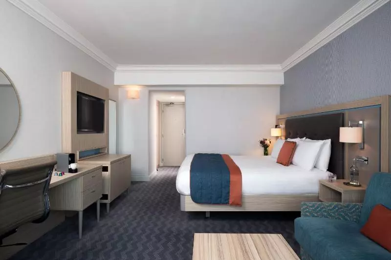 اتاق اجرایی با چشمانداز دریا, Leonardo Royal Hotel Brighton Waterfront