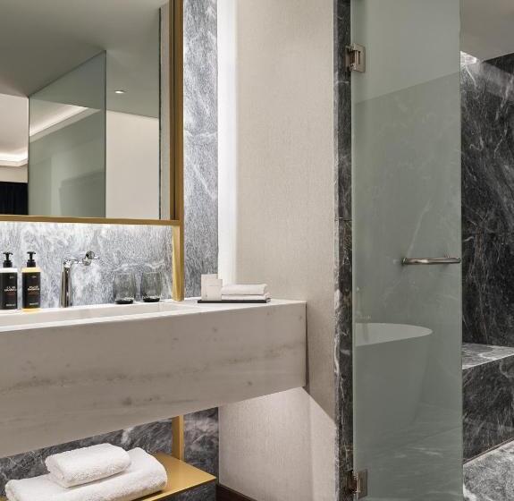 جناح مزود بحمام سباحة, Grand Hyatt Athens